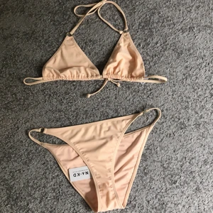 Bikini från NAKD - Ny bikini i jättefin färg som tyvär inte kommer till användning! Aldrig använd och ganska liten i storleken🙃                             Köp av båda delarna blir ca 150, men en del kostar 60!:)