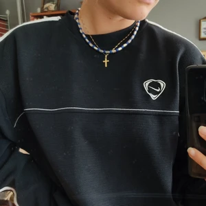 Nike sweatshirt - Superfin sweatshirt från Nike! Perfekt skick (smutsen på bilderna är från spegeln)! Färgen på bild 1 är mest lik 🦋 frakt tillkommer på 66 kr, spårbart. Pris går att diskutera!