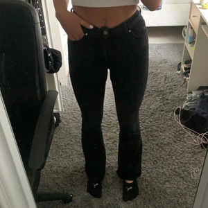 Säljer ett par bootcut från bikbok - Säljer ett par bootcut byxor från bikbok, som är storlek xs men som passar S också. Säljer för jag inte får någon användning för dom bara. Frågor o annat skriv bara till mig så svarar jag så snabbt jag kan!💞