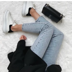 Ljusblåa mom jeansen från Ginatricot i storlek 36  - Jeansen är i toppskick. Den är köpt här i plick och jag säljer den för 250kr på grund av att den var för stor för mig. Skickar gärna flera bilder. Köparen står för frakten!💞 (bilderna är lånade från förra säljaren) 