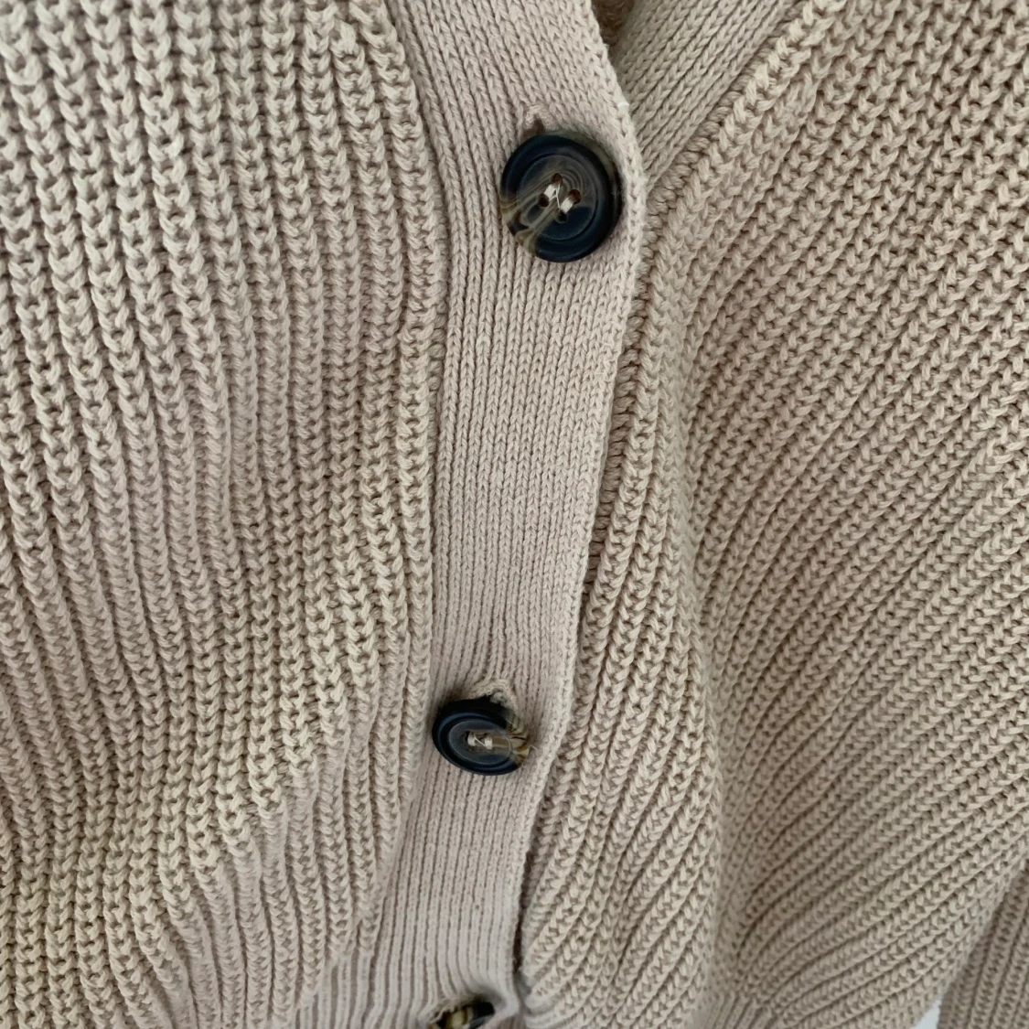 Stickad tröja med knappar.  - 91