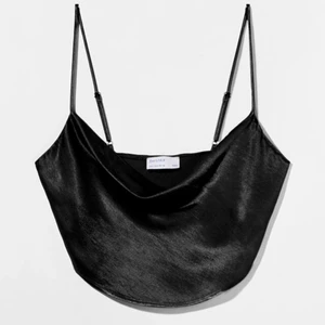 Bershka satin topp svart - Superfin satintopp från Bershka, säljer då jag köpte fel storlek. Den är helt oanvänd och har justerbara axelband. Storlek S men passar nog XS också. Säljer också en likadan fast orange på min profil!