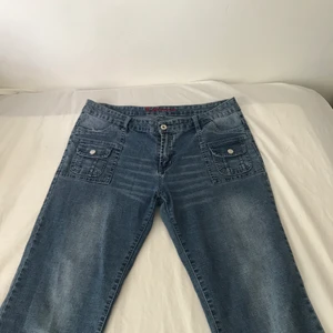 Lågmidjade y2k jeans - Ett par skitsnygga bootcut jeans från märket Edi jeans som tyvärr inte kommer till användning, lågmidjade och lite för korta för mig som är ca 171cm✨snygga detaljer med riktigt trendiga fickor på fram och baksida🌸🌸 Står ingen storlek så den är uppskattad