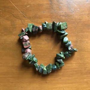 armband!  - Vackert armband av grön kristall, Unakite heter den:) Mycket bra skick, stretchig tråd. Kolla gärna in mina andra annonser, samfraktar! 🌱