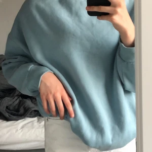 sweatshirt - blå basic sweatshirt som är sjukt mjuk men inte kommit till användning, storlek xs men är väldigt oversized som skulle passa en s också tror jag:))