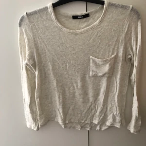 Vit tröja - Vit tunn tröja med ett litet hål på axeln (se bild) annars i bra skick