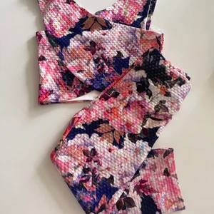 Kläning  - Säljer set från Nelly, använd 2 ggr. Super fint på! 