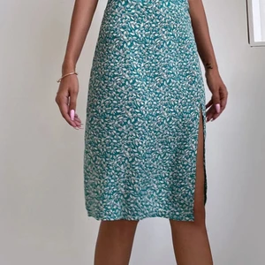 Grön kjol - En superfin grön kjol från shein men vita blommor på! Är i storlek L och sitter tyvärr för litet för mig. Skulle passa en som har M!🌸💚 (ordinarie pris - 76kr)