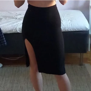 Kjol - (Första bilden är lånad från hon jag köpte den av) lång kjol med slits i fint skick. Frakt ingår❤️❤️