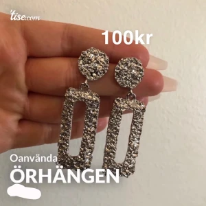 Festliga örhängen  - Superfina örhängen till fest eller lite finare tillfällen. Man känner sig verkligen fin i dom men dom kommer inte till användning! Frakt står köparen för! Passa på nu mot alla sommarens tillfällen🥰