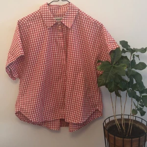 Röd och vit rutig skjorta - Snygg sommar skjorta som inte kommer till andväning❤️👕den är i bra skick men har en liten vit fläck på fram sidan