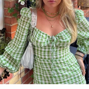 Jättefin klänning - Jättefin sommar klänning från strafivarus. Andvänd endast 1 gång, säljer för att den är för liten för mig. Storlek L men liten i storleken så passar mer en M eller S