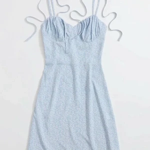 Superfin sommarklänning  - Obs, den är från SHEIN, nypriset är 120 kr och den är slutsåld, aldrig använd då den var förstor för mig! Säljer billigt 