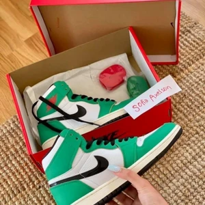 Jordan 1 high OG - färgen Lucky Green, använda 2-3 gånger, ser ut som nya! Frakt tillkommer 💚 Ingen budgivning utan den första som är redo att betala får dem!