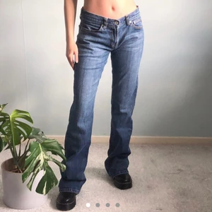 Levi’s jeans - Såå snygga lågmidjade levi’s jeans! Köpta dyrt och säljer endast vid bra bud. Strl W30 L34. Innerbensmåttet är ca 82 cm. Köpare står för frakten.