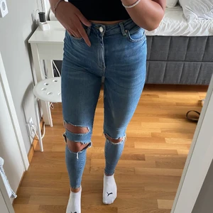 Skinny jeans med slitningar från Ginatricåt  - Köparen står för frakten (som tillkommer) och betalning sker via swish. Skriv för fler bilder samt frågor.