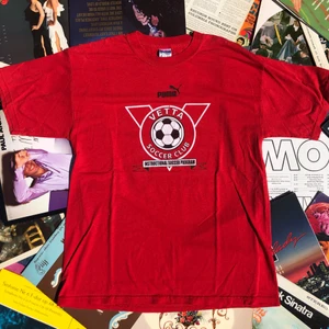 VINTAGE T-SHIRT!! 📀📀 - Säljer en vintage Puma t-shirts från 90-talet som är i bra skick för dess ålder. Vetta soccer club är en fotbollsklubb i St:Louis. Den är i storlek L och skulle säga den är tts. Tveka inte att höra av dig om du undrar något! ✌🏻💫🌱 Ord pris: 199! 