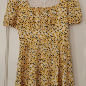 Klänning Shein  - Superfin klänning i M från Shein, helt oanvänd. Perfekt passform. Säljes endast pga att den va lite för kort för mig. Väldig smickrande för figuren 