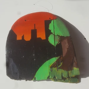 Väg dekoration| "Peaceful sight of the city" - Detta är en konstverk jag har skapat. Där jag har åter använt trasiga skateboards som har legat på min lokala skatepark. Så jag valde att skapa konstverket för att den ska kunna hitta sin ägare och få bli upphängd i nogåt rum och se fin ut.