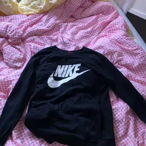 Gosig sweatshirt från Nike med fickor! 🖤 Inga konstigheter kommer inte till användning bara :) Storlek S men upplevs större