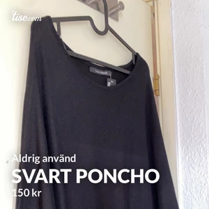 Poncho svart  - En svart poncho ifrån Kappahl som aldrig använts. Prislapp sitter kvar. Nyskick. 150kr + 120kr frakt