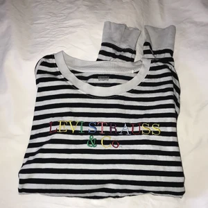 Randig Levis tröja - Randig Levis tröja som inte längre finns att köpa, storlek XS, men passar även S. Använd men i bra skick💖