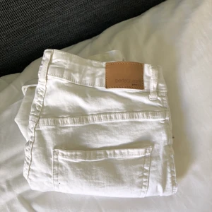 Vita Jeansshorts Ginatricot Medium - Vita högmidjade shorts från Gina i modellen ”Molly” strl Medium. Endast använda ett par gånger, i väldigt gott skick alltså. Säljer för 130kr + frakt🤍swish 