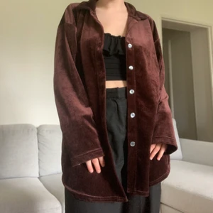 Brun Oversize Skjorta - Brun skjorta i nått slags sammets/manchestermaterial!