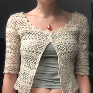 Beige kofta - Sötaste koftan! Finns spännen längst hela :)