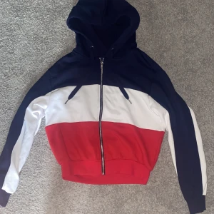 Zip hoodie  - Blå-vit-röd ziphoodie. Nyskick. Har en lite crooped look