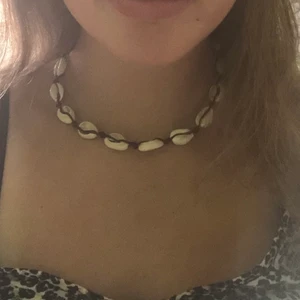 Seashell necklace - Säljer mitt fina fina snäck halsband då de inte kommer till användning längre:( perfekt till sommaren☀️ och matchar till allt🌈ifall av fler intresserad startar jag budgivning😌