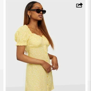 Gul klänning - Jättesöt klänning från Nelly som är slutsåld på hemsidan. Har använts en gång och säljer den då den tyvärr är lite stor på mig:/. Storlek 36💛