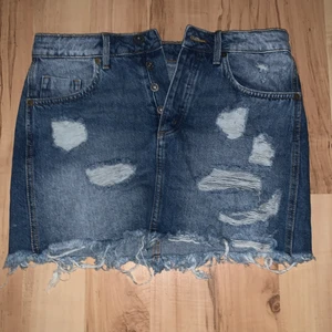 Kjol i storlek 36  - Har aldrig använt den 