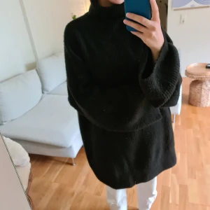 STOR stickad tröja - Jättestor stickad tröja från Monki, storlek M men väldigt oversize. 