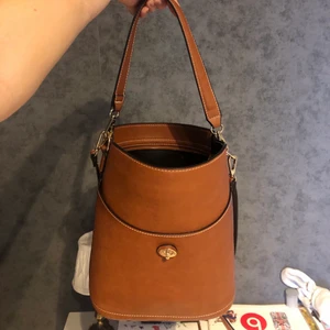 Snygg och rymlig väska - Snygg och rymlig väska i brunt läder. Köpt på Åhléns för 599kr