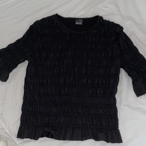 Tröja från Ginatricot - Volang topp från Gina, stl M. Stretchig och super fin att klä upp.