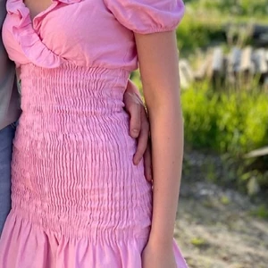 Zaraklänning - Säljer min jättefina klänning från zara då den inte kommer till användning. Den är använd bara två gånger och ser därför ut som ny 👗 