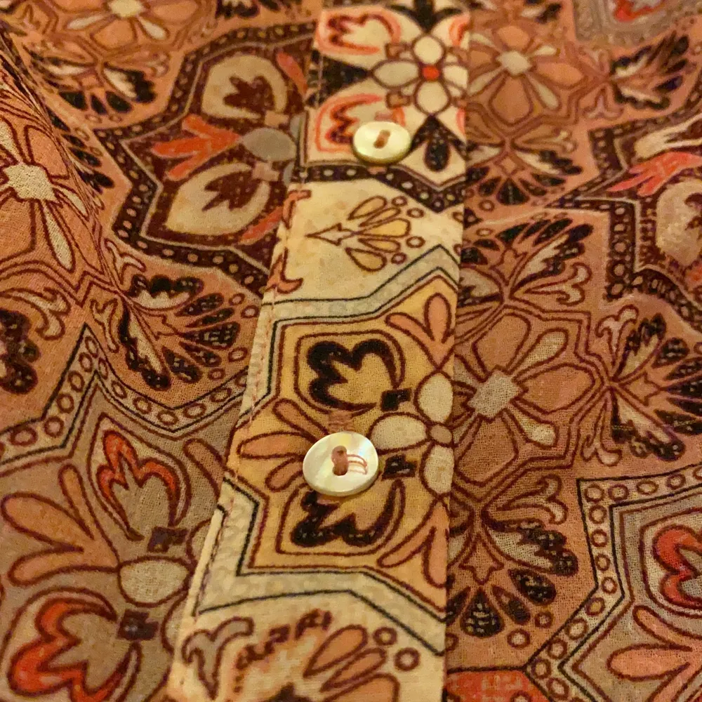 Jag säljer denna mönstrade blommiga blusen för 20kr + frakt. Jag skulle nog säga att det är storlek xs. Jag har aldrig använt den bara testat.. Blusar.