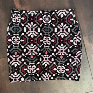 Kjol med mönster  - Kjol i storlek s, köparen står för frakten🌸