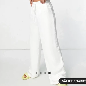 Byxor - Sjukt sköna bekväma byxor, satt inte alls bra på mig tyvärr, storlek L men är som M🤍(Helt nya fick hem idag) 