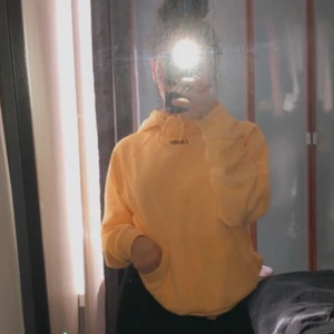 Gul carlings hoddie  - Gul carlings hoddie i strl S super fin men inte kommit till användning på senaste säljer för 100kr🤍