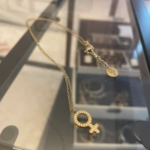 Edblad Halsband  - Ett så sött halsband från Edblad i guld med ett kvinnotecken på! Använt sparsamt💞💞