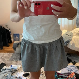 Söt svart- vit rutig kjol!  - Svart- vit rutig kjol som inte kommit till användning. Köpt förra året och har bara legat i garderoben, inget slitage💖