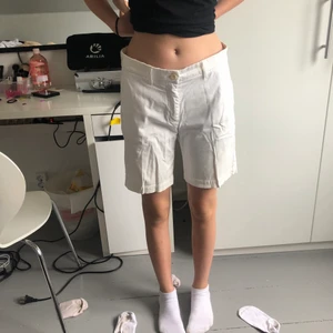 Gant shorts - Shortsen är i väldigt gott skick och nästan aldrig använd. Det är min lillasyster som har på sig shortsen. Säljer den då den inte kommer till användning mer. Köparen står för frakt men kan samfrakta 💕