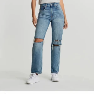 Gina jeans 34 - Superfina jeans från Gina, slutsålda!!!! Kommer inte lämgre till användning, säljer därav dem nu! Skicket är superbra, har ej använd de så mycket ❤️ storlek 34 🌟 köptes för nypris, 599kr 🥰