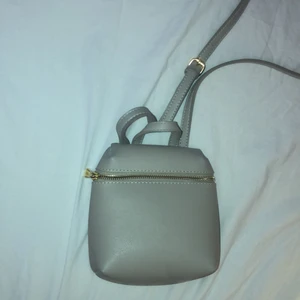 Väska - Liten beige läderväska med guld detaljer. 100kr+frakt🤍🤎