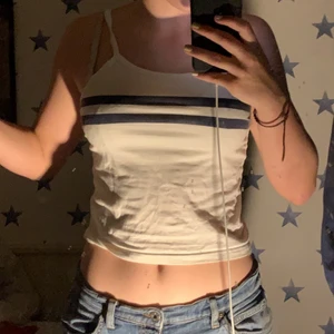 Vit linne  - Vitt linne från BIK BOK. Storlek S men passar som S/M. Bra skick bara använt tre till fyra gånger förra sommaren. Köparen står för frakt eller mötas i Norrköping. Kan diskutera pris. :) 