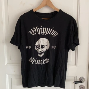 “Whipping princess” t-shirt - Osäker vart tröjan är köpt då jag haft den väldigt länge, men jättesnygg och i bra skick eftersom den knappt är använd.