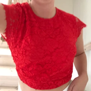 Blus  - En röd blus med öppen rygg från Gina tricot i storlek 40. Denna tröjan passar både mindre storlekar också skulle jag säga. Köparen står för frakten💖