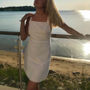 Vit klänning - Så så fin klänning med korsad rygg 🤍👗